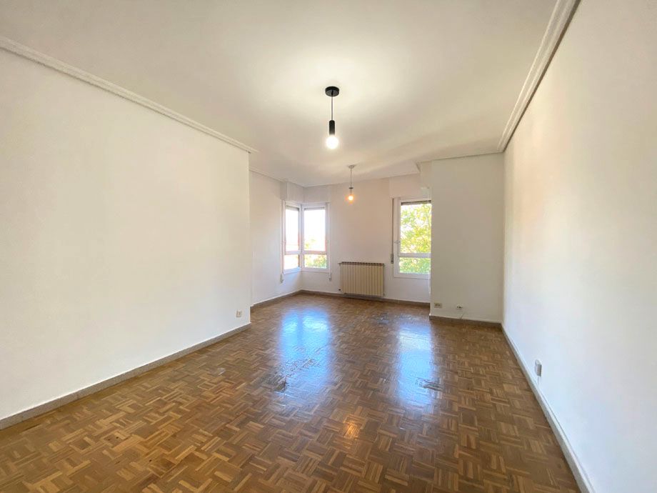 Sala d'estar de Pis en venda en Vitoria - Gasteiz amb Calefacció, Parquet i Terrassa