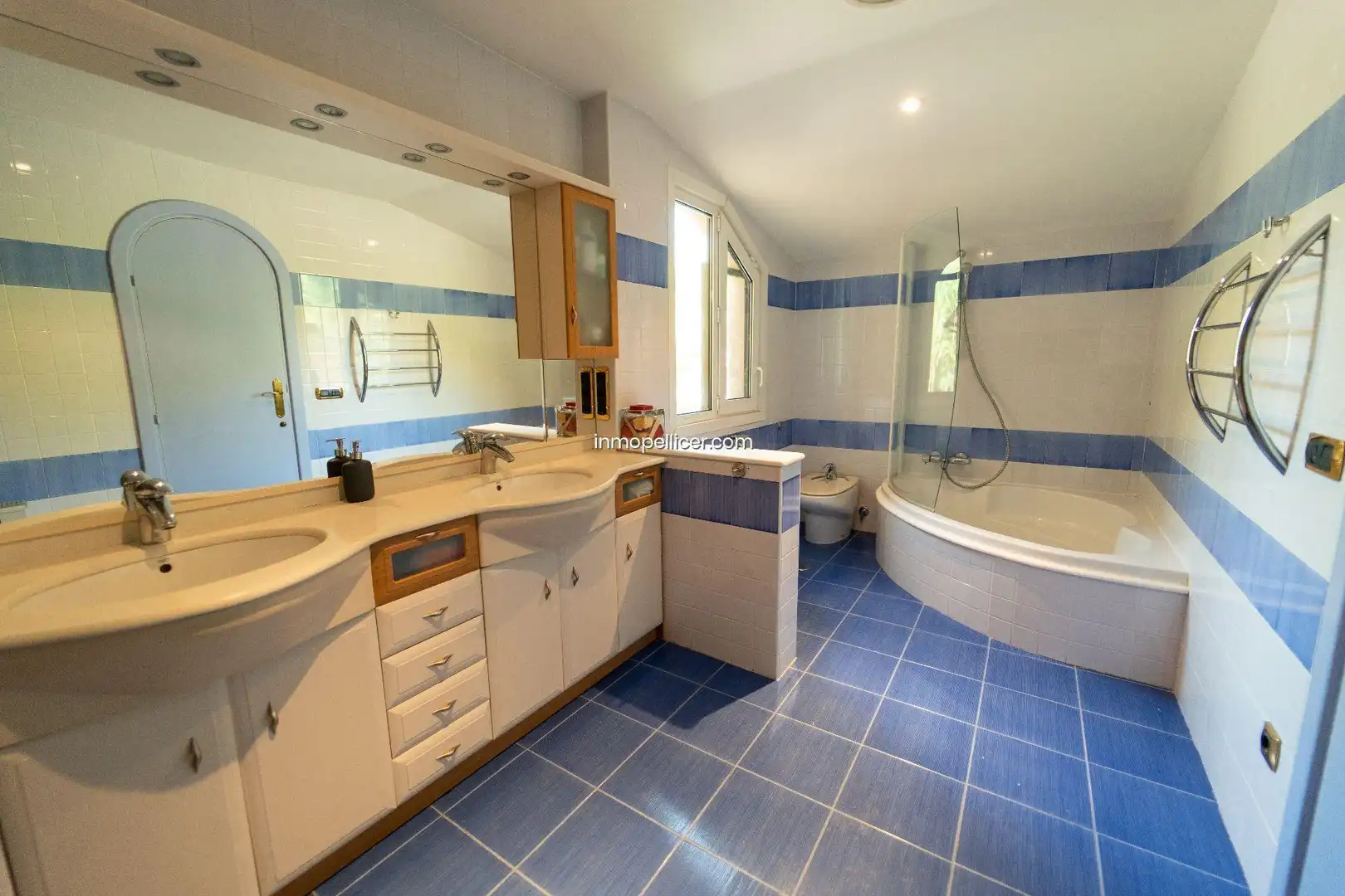 Badezimmer von Haus oder Chalet zum Verkauf in L'Alfàs del Pi mit Klimaanlage, Heizung und Privatgarten