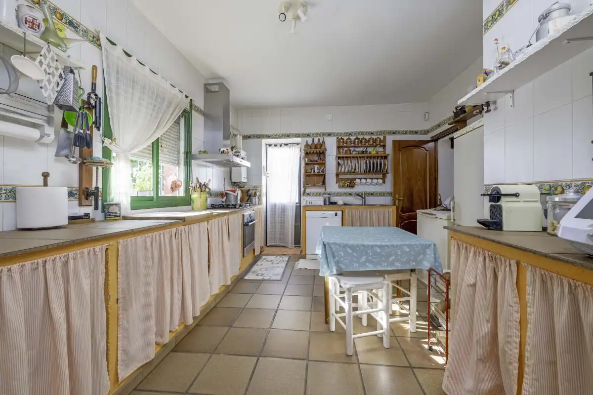 Cuina de Casa o xalet en venda en Bollullos de la Mitación amb Aire condicionat, Calefacció i Jardí privat
