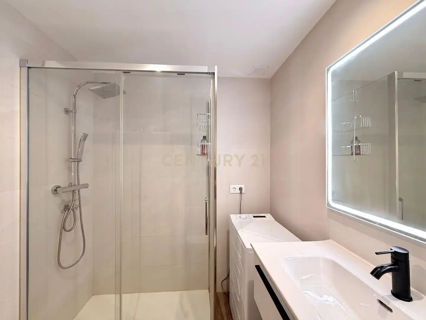 Bathroom of Flat for rent in El Campello  with Air Conditioner, Oven and Washing machine