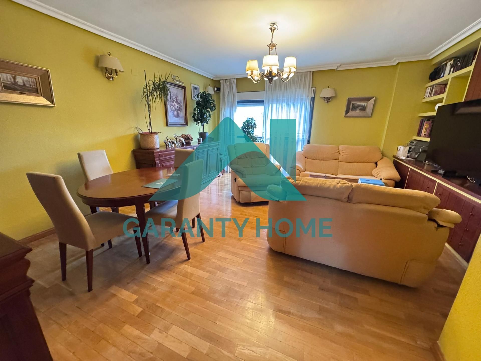 Living room of Flat for sale in Cáceres Capital  with Air Conditioner, Heating and Parquet flooring