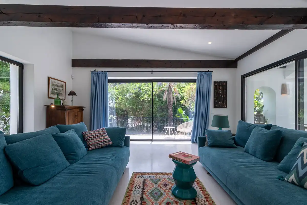 Sala d'estar de Casa adosada en venda en Marbella amb Aire condicionat, Terrassa i Traster