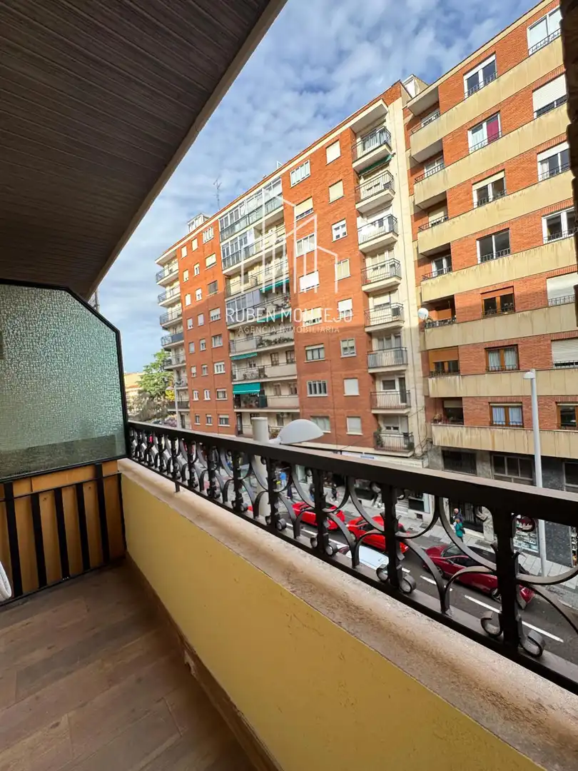 Room in Avenida de Portugal 141 3ºF, 141, Carmelitas
