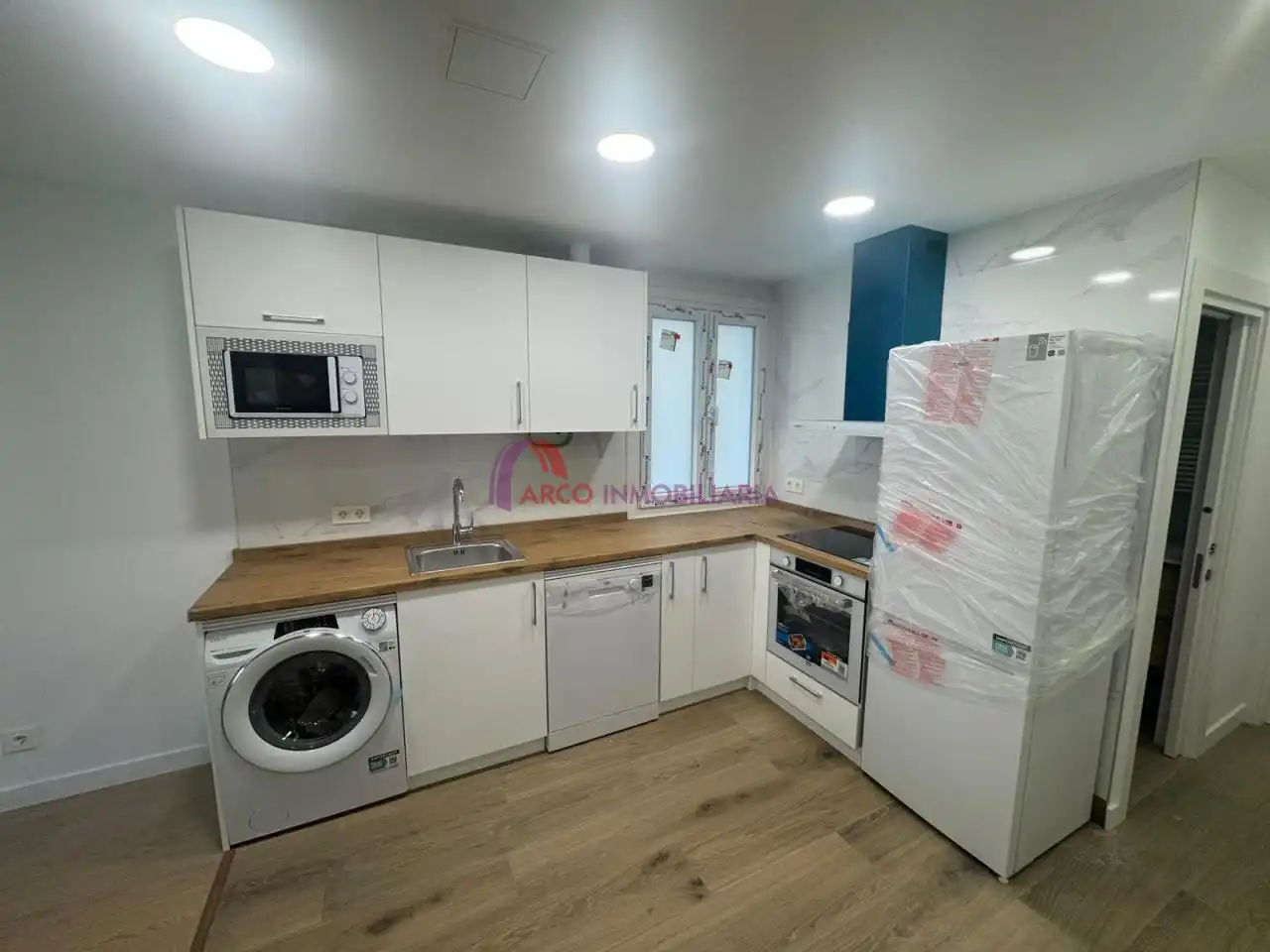 Cuina de Apartament en venda en Burgos amb Calefacció i Balcó