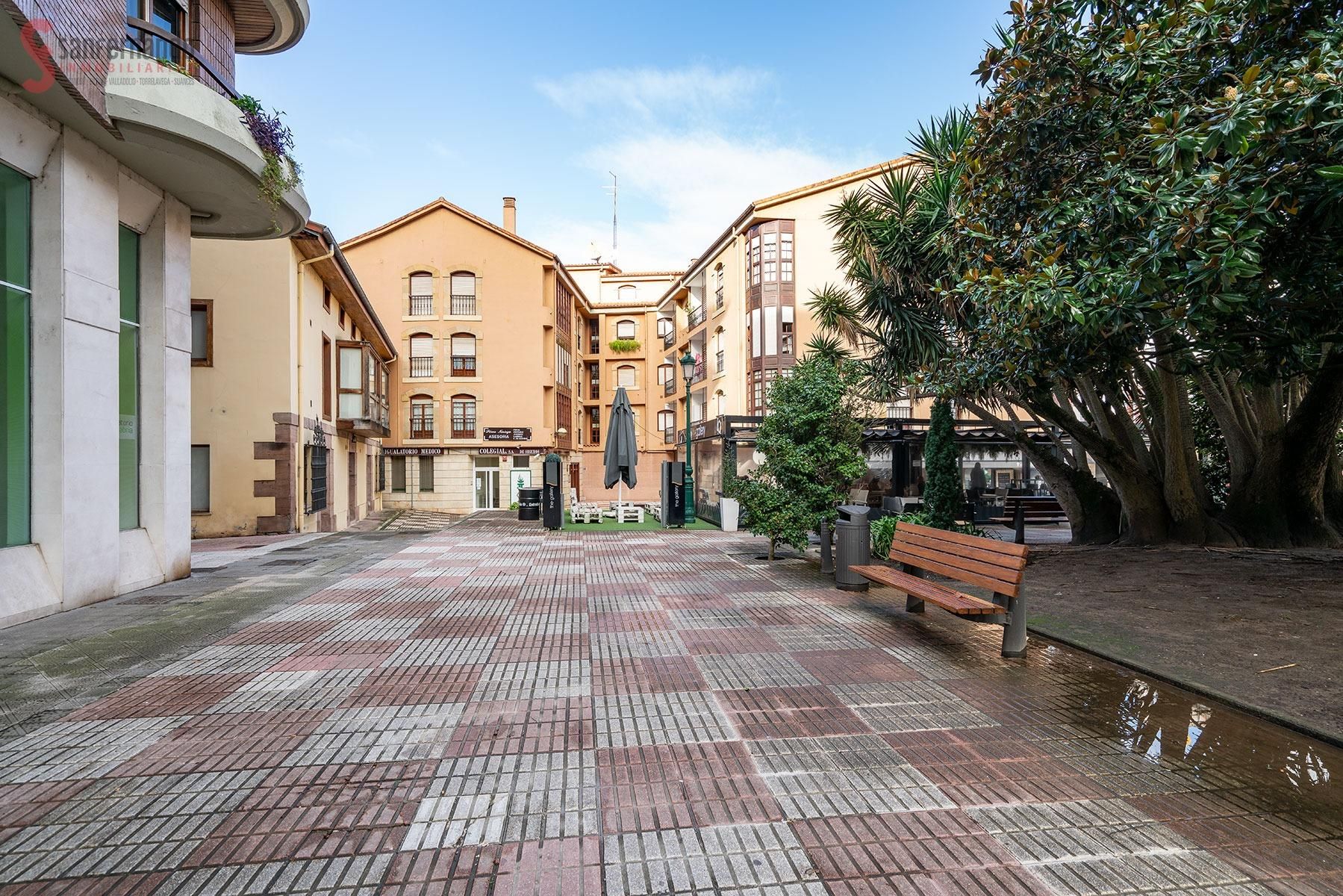 Vista exterior de Piso en venta en Torrelavega  con Calefacción y Balcón