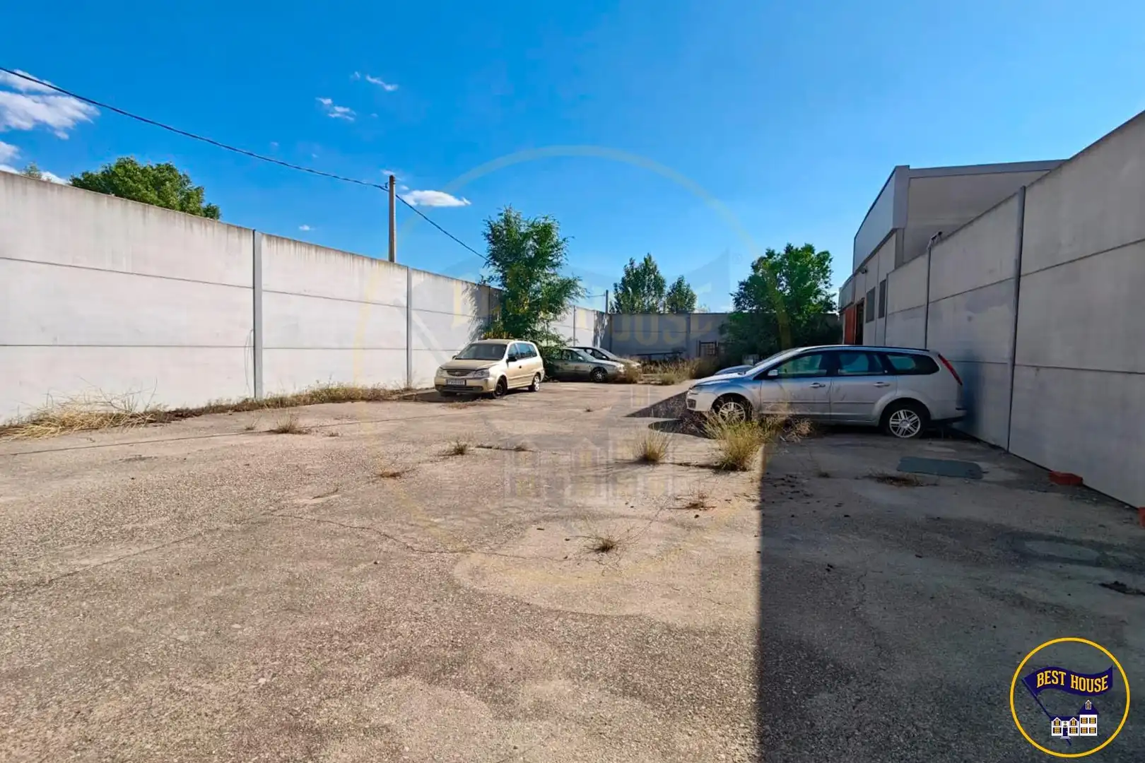 Parkplatz von Fabrikhallen zur Miete in Cuenca
