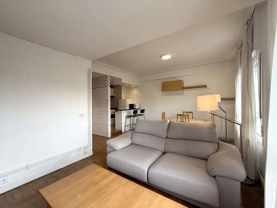 Sala d'estar de Pis en venda en Vitoria - Gasteiz amb Calefacció, Parquet i Moblat