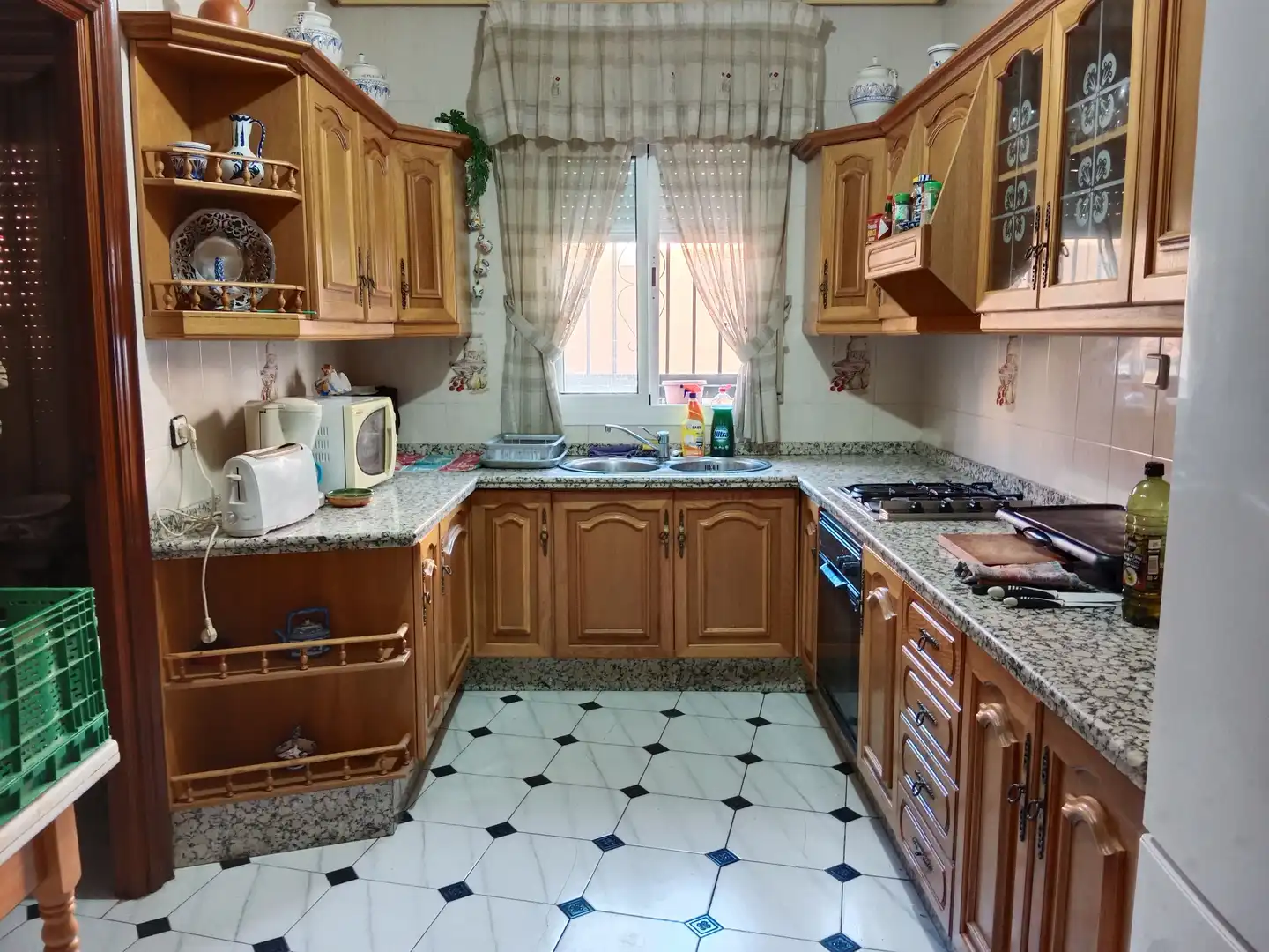 Küche von Einfamilien-Reihenhaus zum Verkauf in Lahiguera mit Klimaanlage, Terrasse und Abstellraum