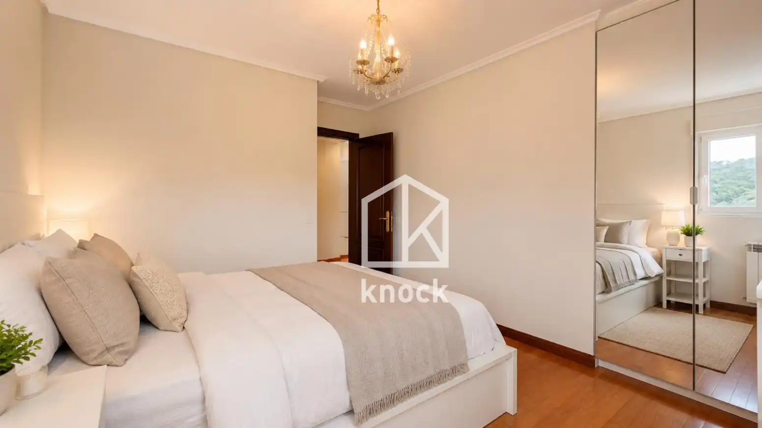 Dormitori de Casa o xalet en venda en Oviedo  amb Calefacció, Parquet i Terrassa