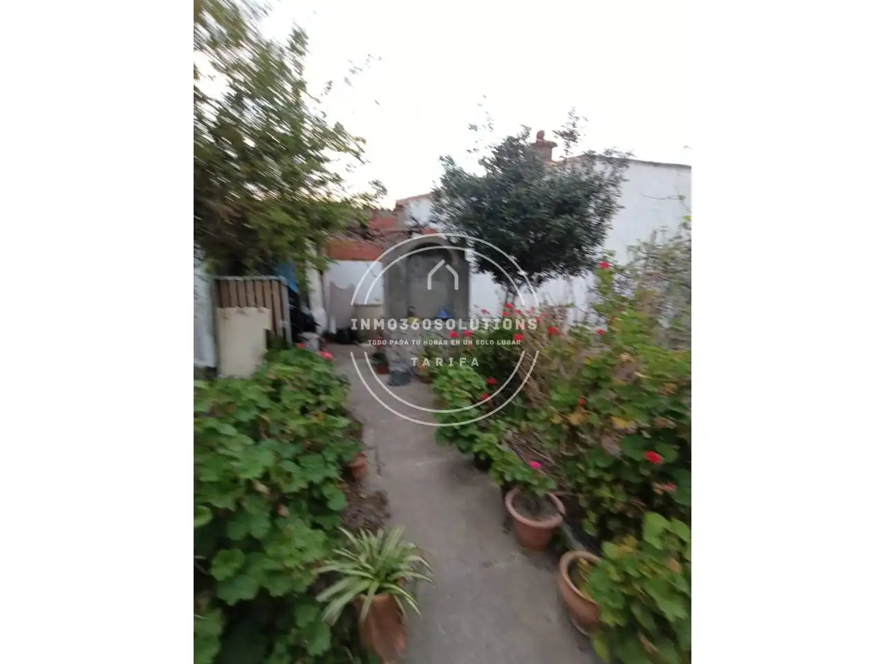 Vista exterior de Casa o xalet en venda en La Línea de la Concepción amb Aire condicionat, Jardí privat i Terrassa