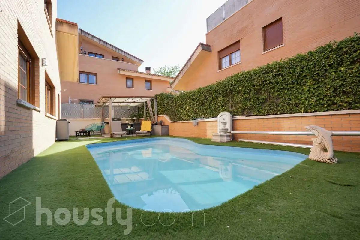 Piscina de Casa adosada en venta en Madrid con Aire acondicionado, Calefacción y Jardín privado