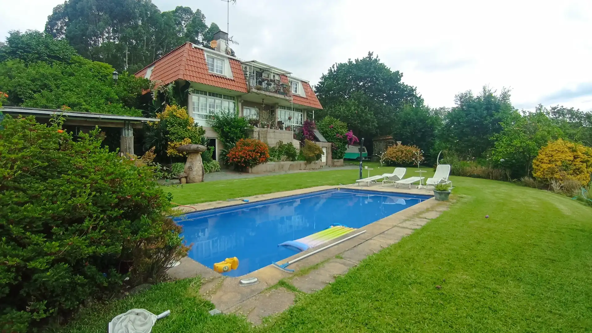 Piscina de Casa o chalet en venta en Pontevedra Capital  con Jardín privado, Terraza y Piscina