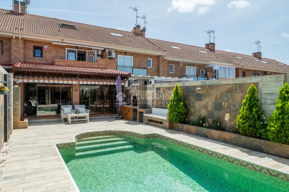 Terrassa de Casa adosada en venda en Arroyomolinos (Madrid) amb Aire condicionat, Calefacció i Jardí privat