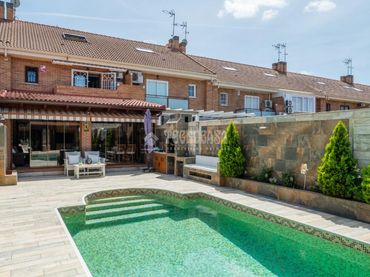 Casa aparellada amb balcó en venda a Las Castañeras - Bulevar