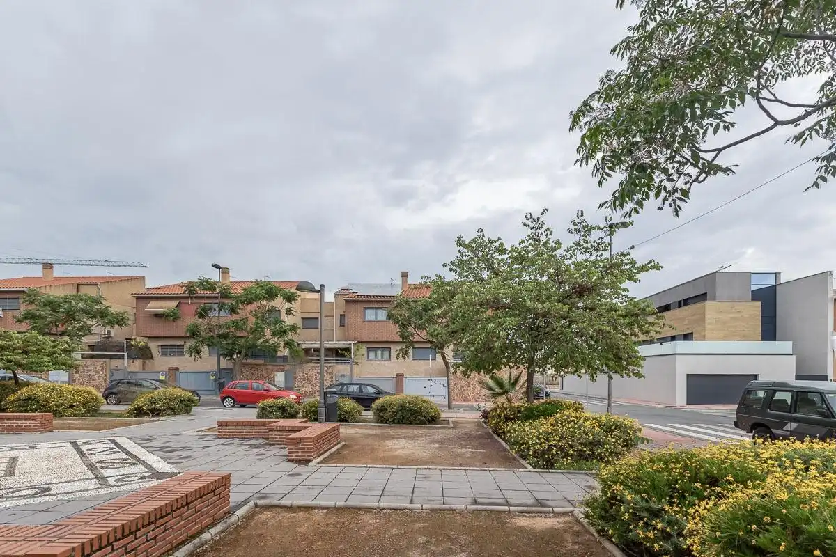 Vista exterior de Casa adosada en venta en Armilla con Calefacción, Terraza y Amueblado