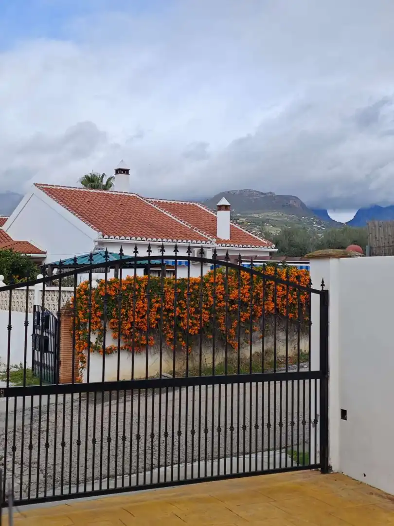 Vista exterior de Casa o chalet en venta en Alcaucín con Terraza y Piscina