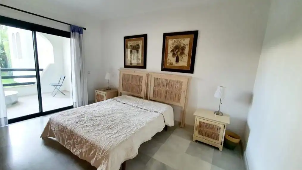 Dormitori de Apartament de lloguer en Sotogrande amb Aire condicionat, Calefacció i Terrassa