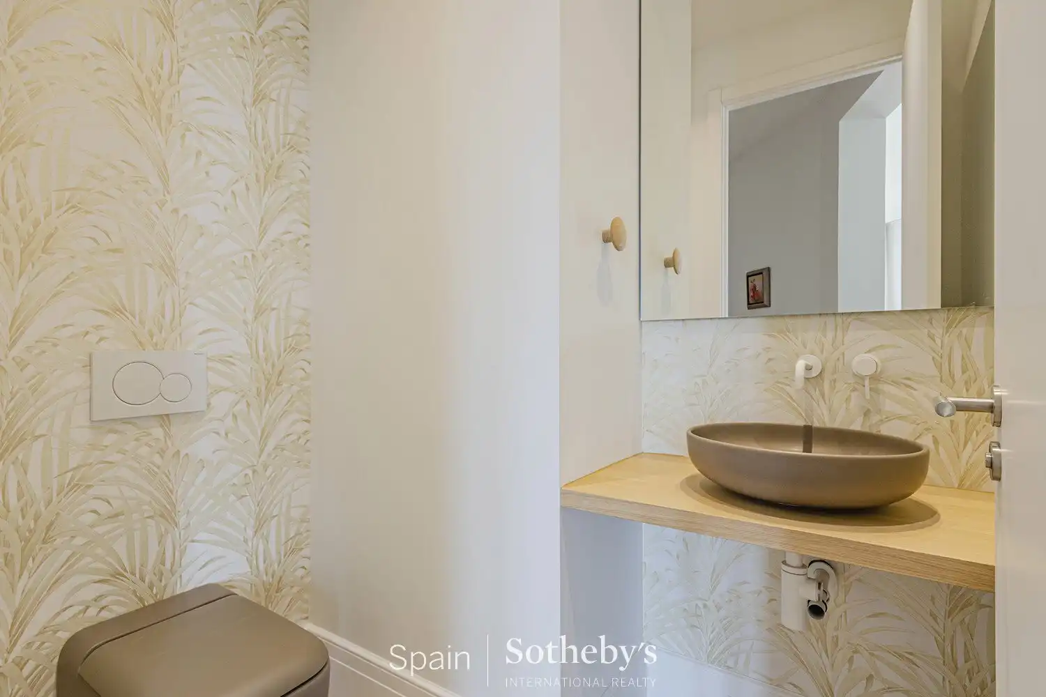 Badezimmer von Wohnungen zum Verkauf in Barcelona mit Klimaanlage und Heizung