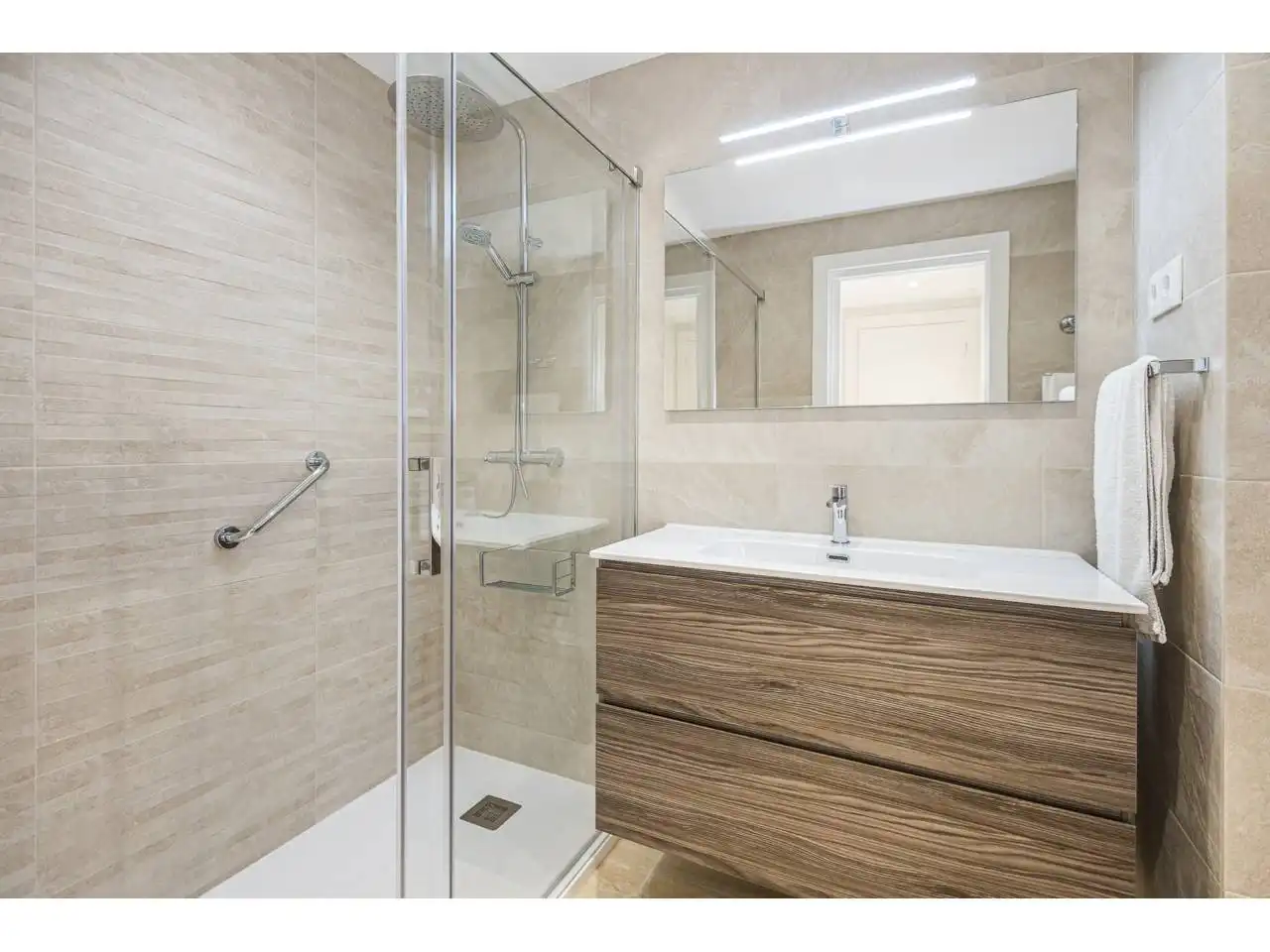 Badezimmer von Dachboden zum Verkauf in Sitges mit Klimaanlage, Heizung und Terrasse