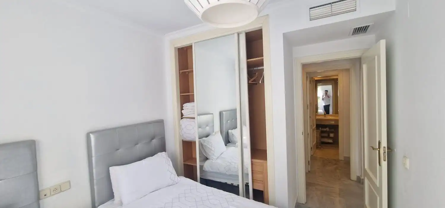Schlafzimmer von Wohnungen zur Miete in Marbella mit Klimaanlage, Heizung und Terrasse