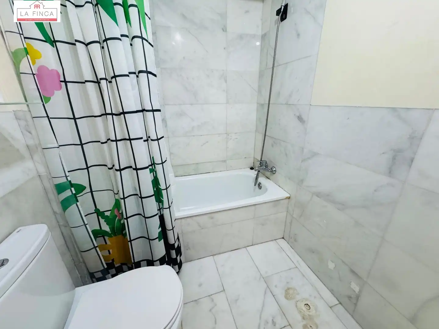 Badezimmer von Erdgeschoss zum Verkauf in Málaga mit Klimaanlage, Terrasse und Möbliert