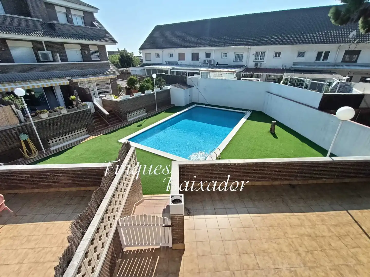 Maison mitoyenne avec piscine à vendre à La Pineda