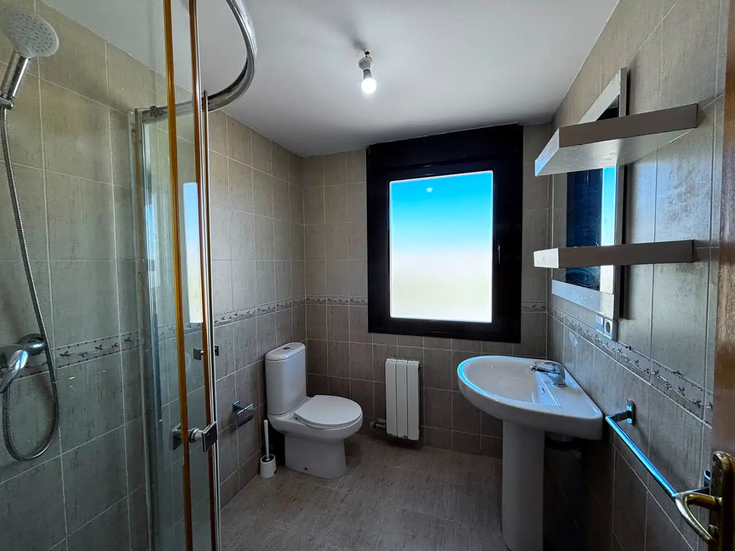 Badezimmer von Einfamilien-Reihenhaus zum Verkauf in Burgos mit Heizung, Terrasse und Abstellraum