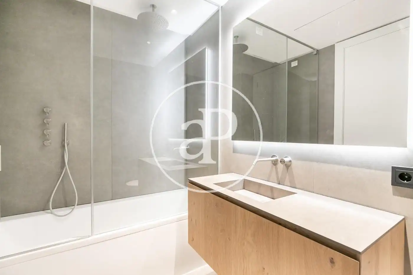 Badezimmer von Wohnung zum Verkauf in Barcelona mit Klimaanlage, Heizung und Privatgarten