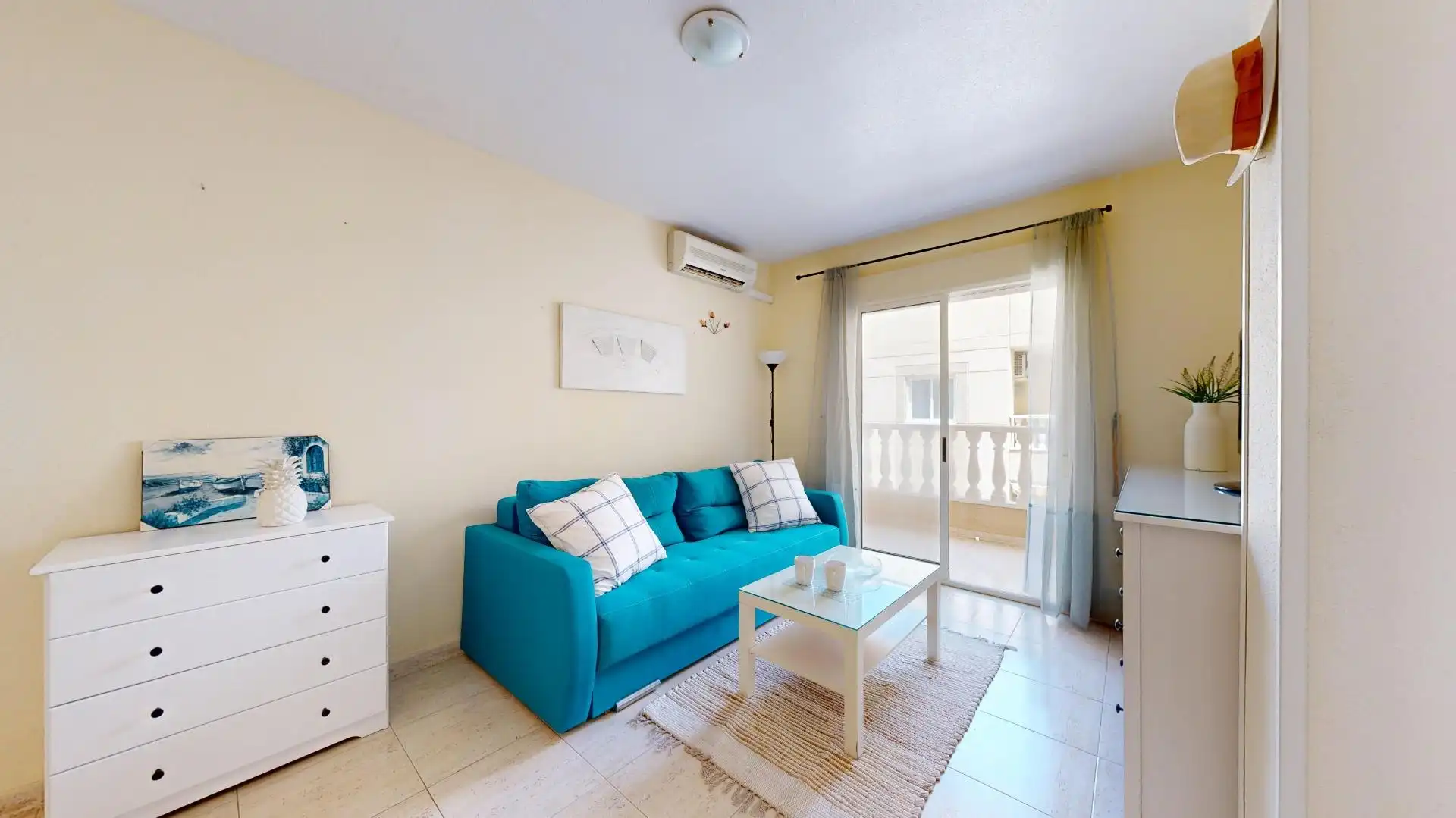 Sala d'estar de Pis en venda en Torrevieja amb Aire condicionat, Terrassa i Moblat
