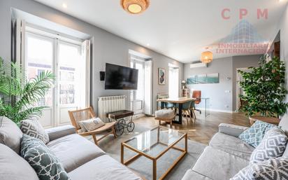 Living room of Flat to rent in  Madrid Capital  with Air Conditioner, Heating and Parquet flooring