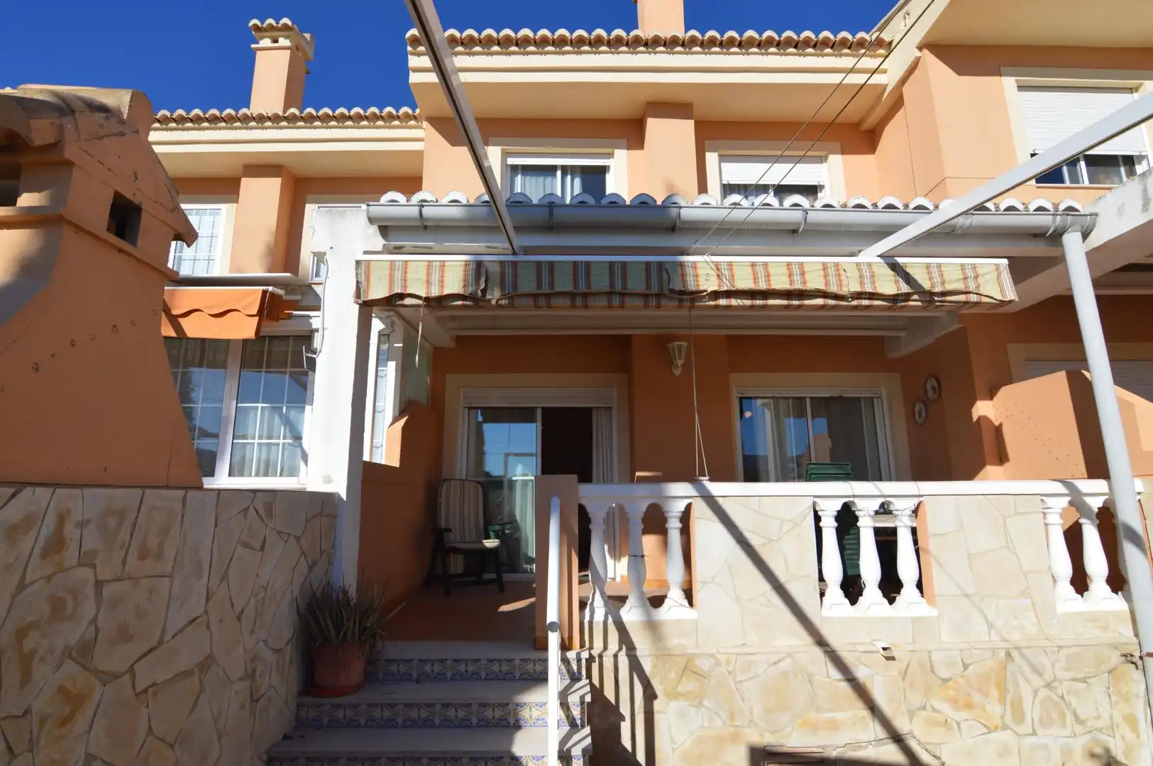 Vista exterior de Casa adosada en venta en Cullera con Jardín privado, Terraza y Amueblado