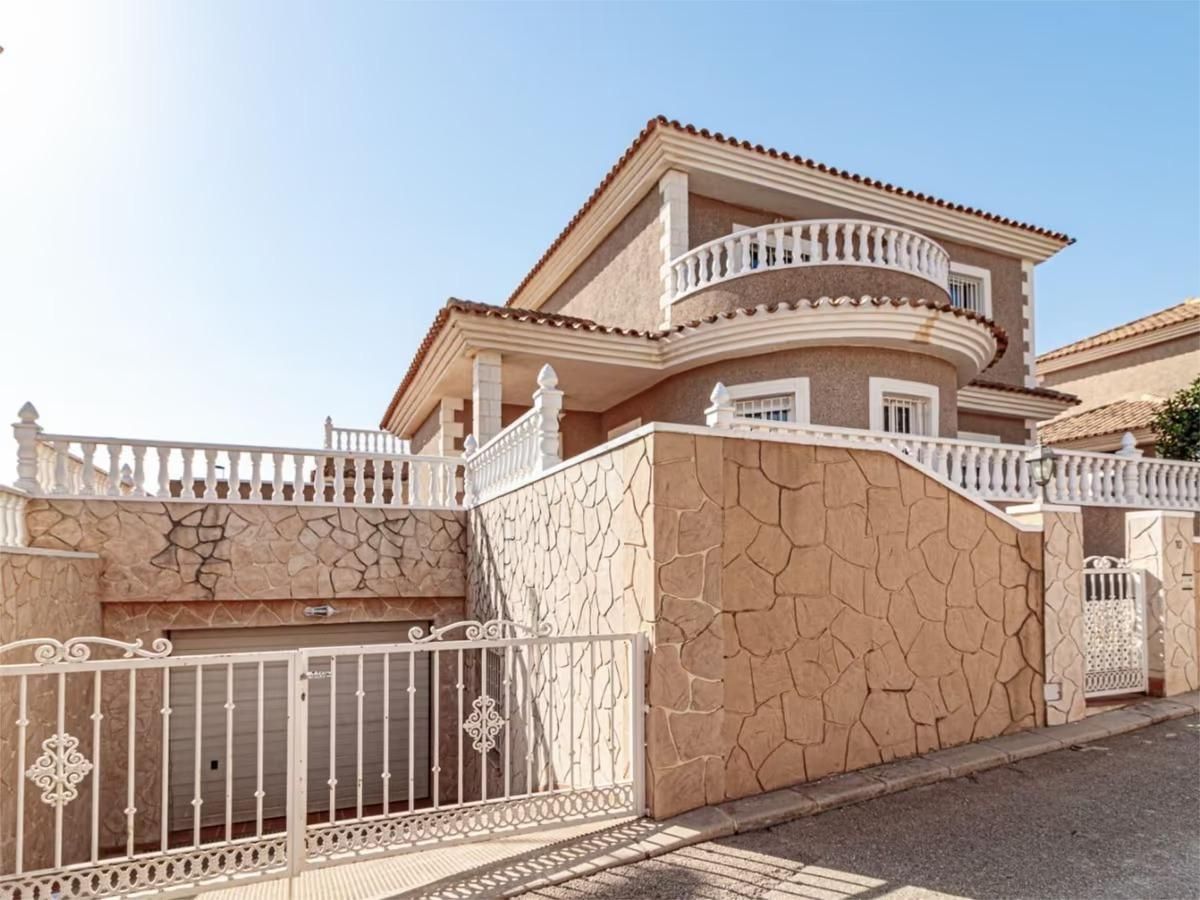 Vista exterior de Casa o xalet en venda en Torrevieja amb Aire condicionat, Jardí privat i Terrassa