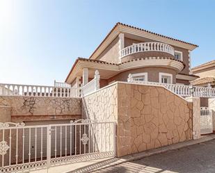 Vista exterior de Casa o xalet en venda en Torrevieja amb Aire condicionat, Jardí privat i Terrassa