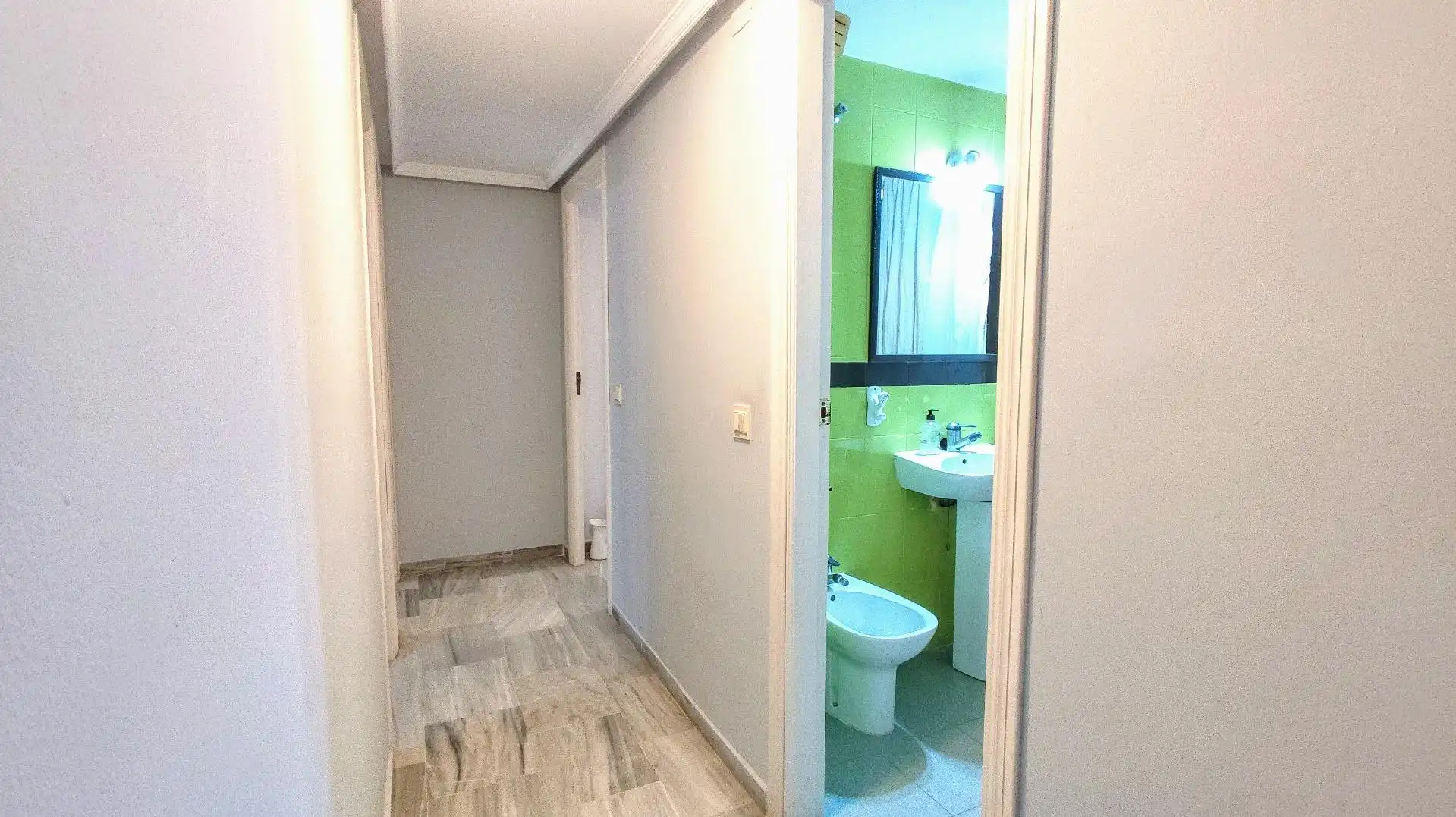 Baño de Piso en venta en Torremolinos con Aire acondicionado, Jardín privado y Terraza