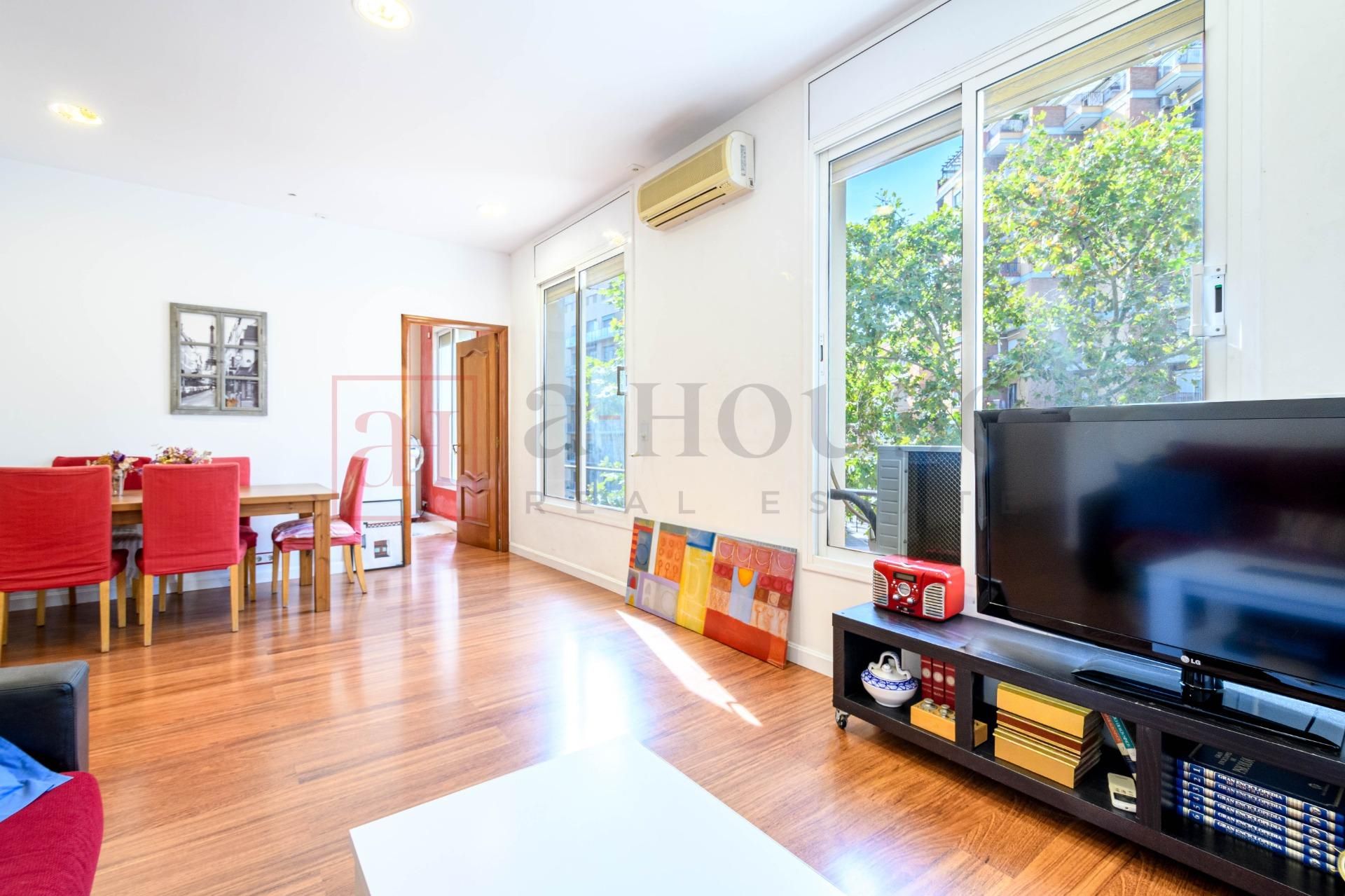 Exterior view of Flat for sale in  Barcelona Capital  with Air Conditioner and Heating