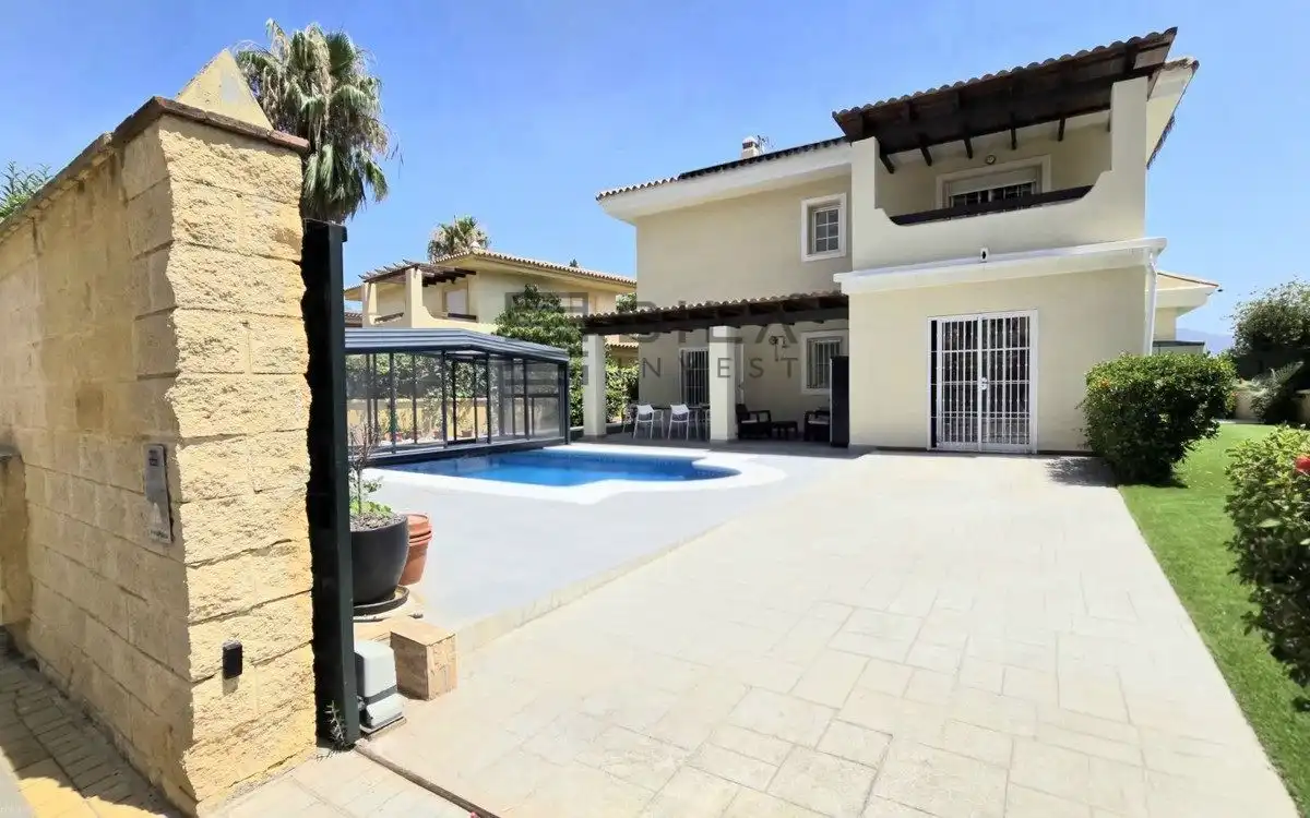 Vista exterior de Casa o chalet en venta en Mijas con Aire acondicionado, Terraza y Piscina