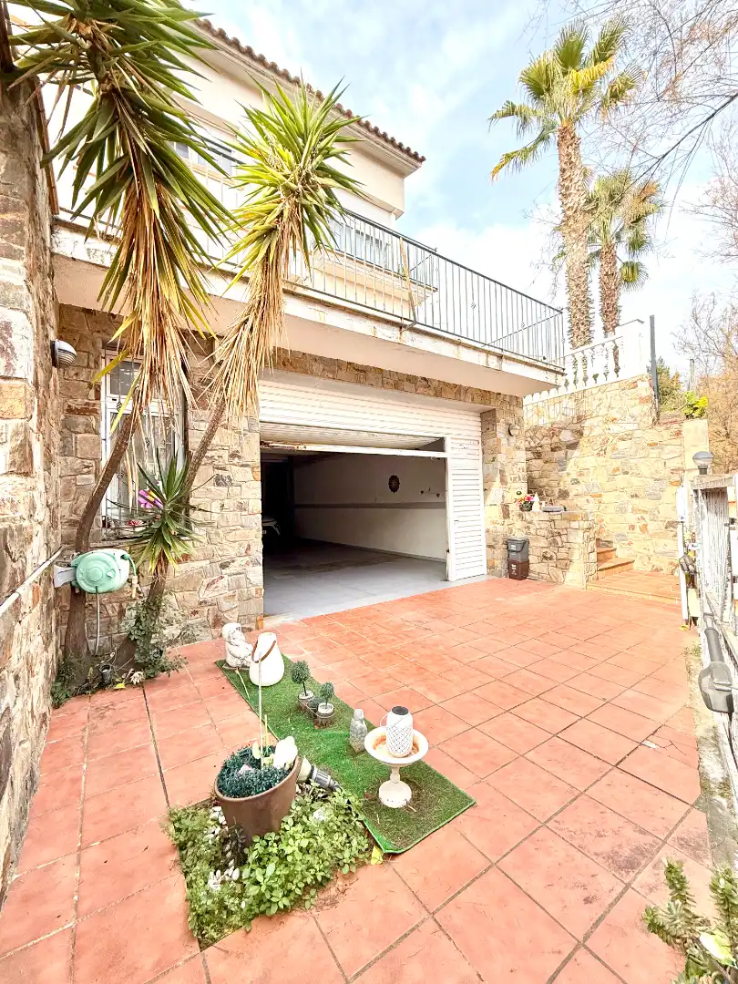 Vista exterior de Casa o xalet en venda en Tiana amb Aire condicionat, Calefacció i Jardí privat