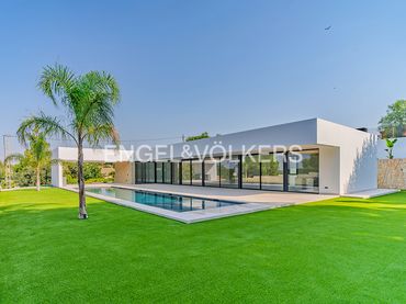Detached house with pool for sale in Calle de Germanies