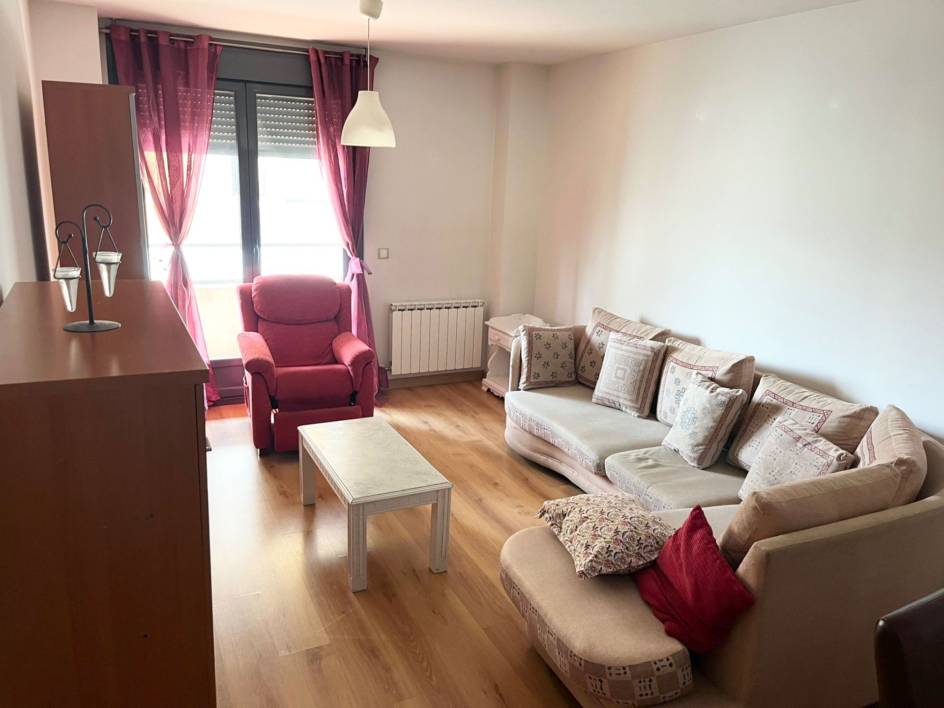 Sala d'estar de Pis en venda en León Capital  amb Calefacció, Parquet i Terrassa