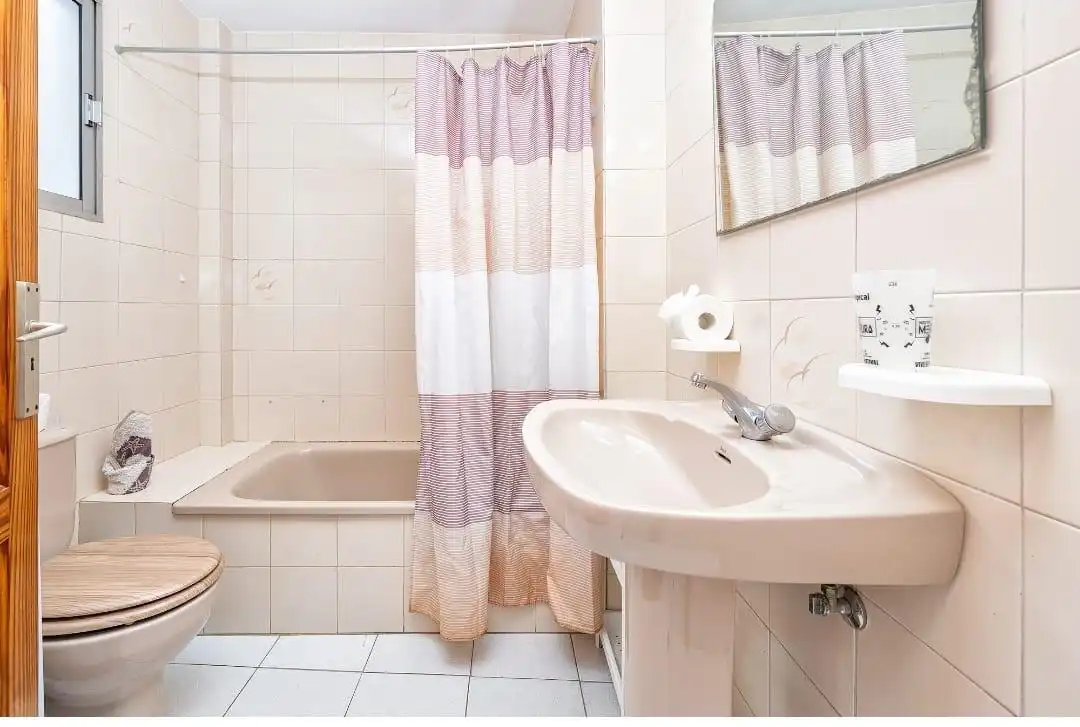 Bathroom of Flat for rent in Las Palmas de Gran Canaria  with Furnished, Washing machine and Microwave