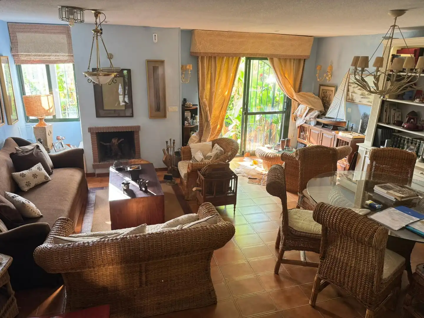 Sala d'estar de Casa adosada en venda en Casares amb Jardí privat, Terrassa i Forn
