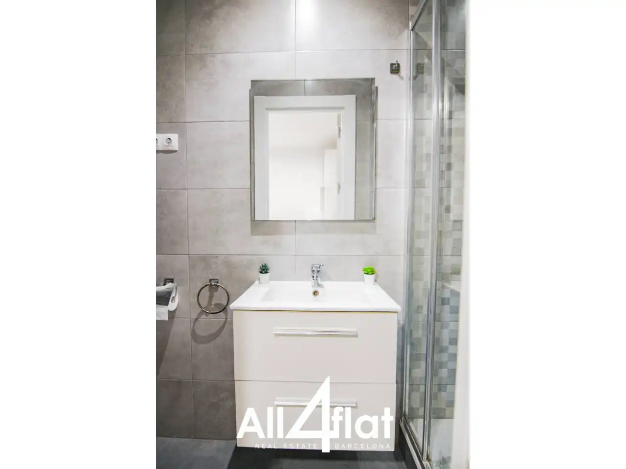 Bathroom of Flat for rent in Barcelona  with Air Conditioner, Parquet flooring and Terrace