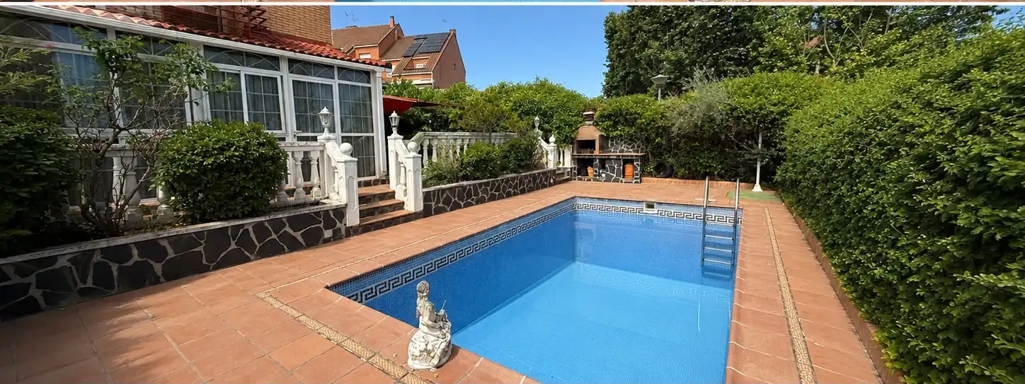 Piscina de Casa adosada en venda en Móstoles amb Aire condicionat, Calefacció i Jardí privat