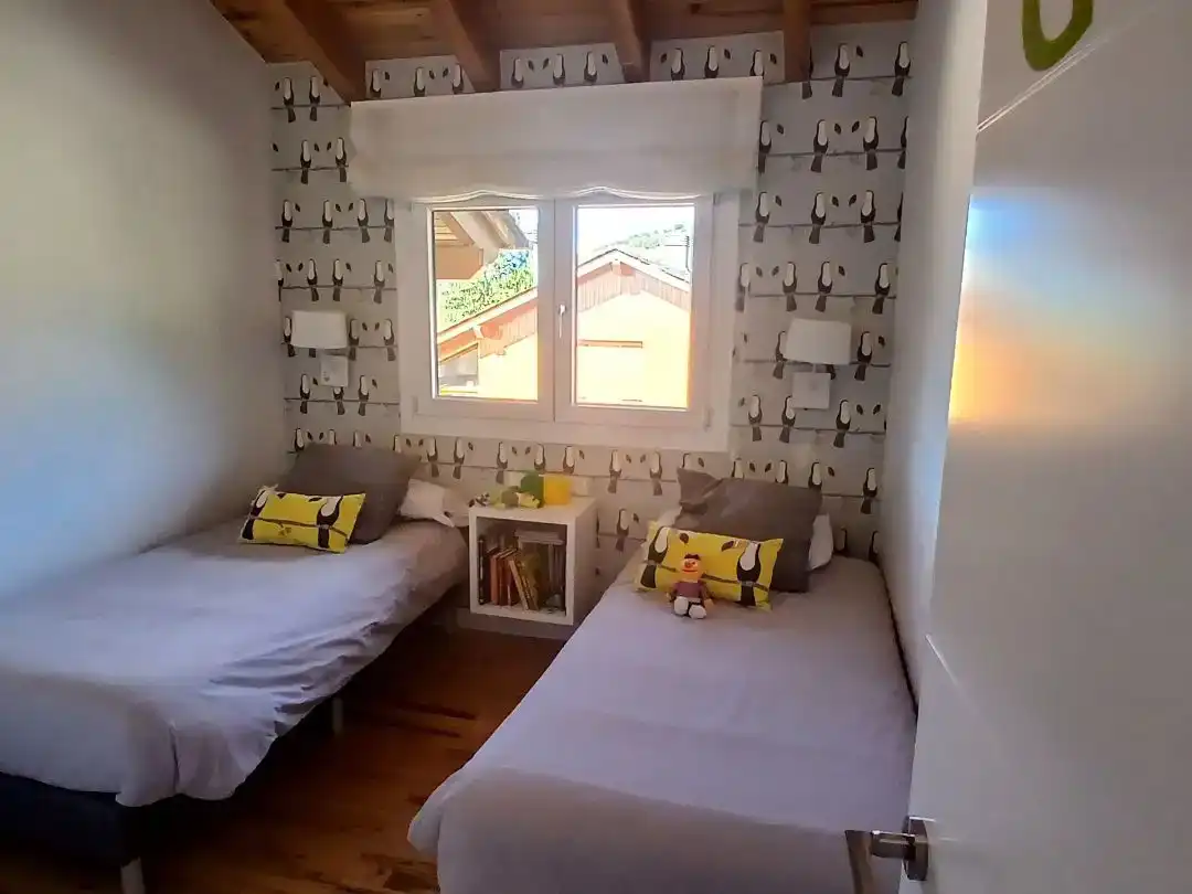 Bedroom of Duplexes for sale in Alp  with Parquet flooring, Storage room and Furnished