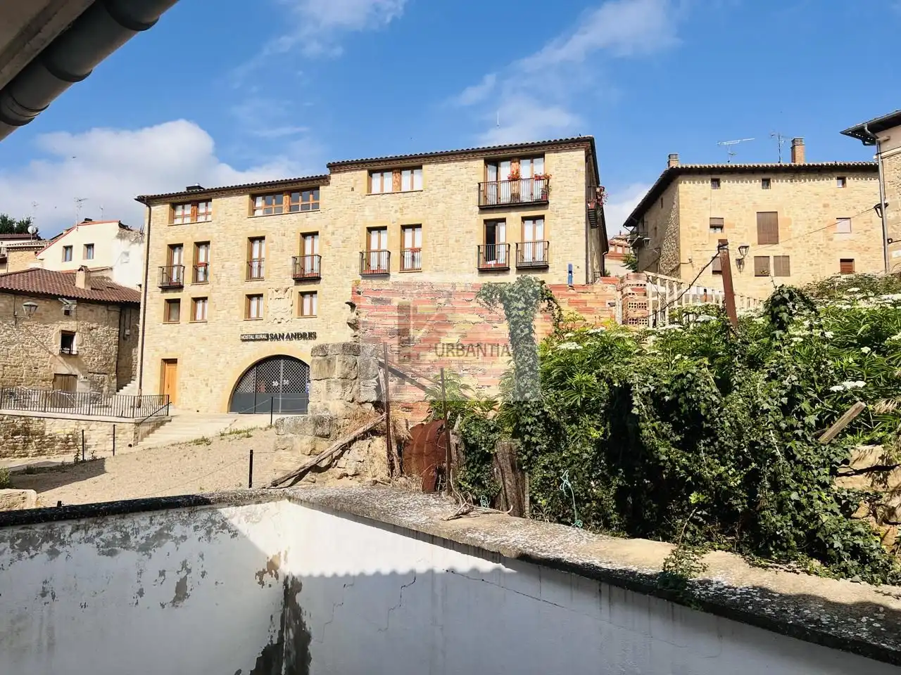 Außenansicht von Einfamilien-Reihenhaus zum Verkauf in Torres del Río mit Privatgarten