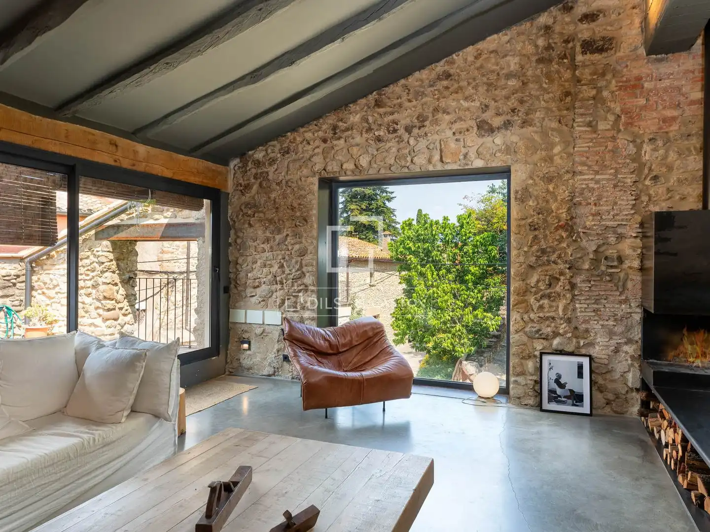 Sala de estar de Finca rústica en venta en Bàscara con Aire acondicionado y Terraza