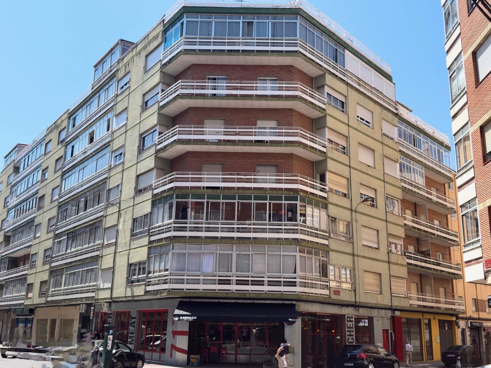 Vista exterior de Pis en venda en León Capital  amb Calefacció i Balcó