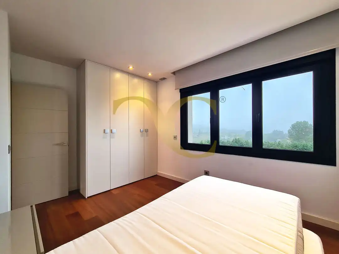 Dormitori de Casa o xalet en venda en Oviedo  amb Calefacció, Jardí privat i Terrassa