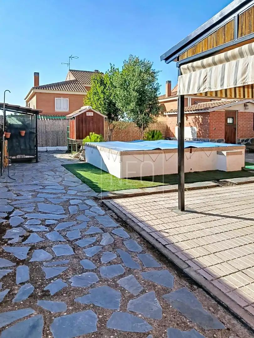 Piscina de Casa o xalet en venda en Moraleja de Enmedio amb Calefacció, Jardí privat i Terrassa