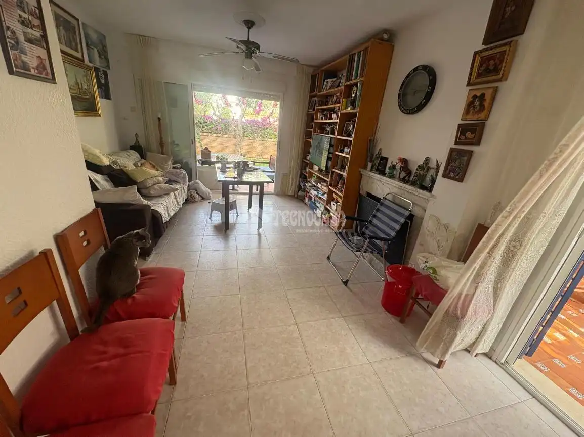 Sala d'estar de Casa adosada en venda en Espartinas amb Aire condicionat, Jardí privat i Terrassa